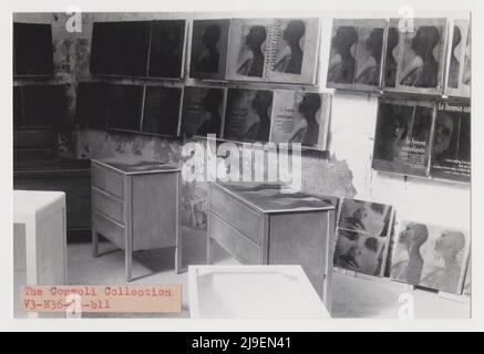 Künstleratelier für Siebdruck, antiker Art déco/Art Nouveau Mannequin, Gemälde, handgemalte Möbel Stockfoto