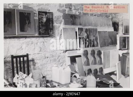 Künstleratelier für Siebdruck, antiker Art déco/Art Nouveau Mannequin, Gemälde, handgemalte Möbel Stockfoto