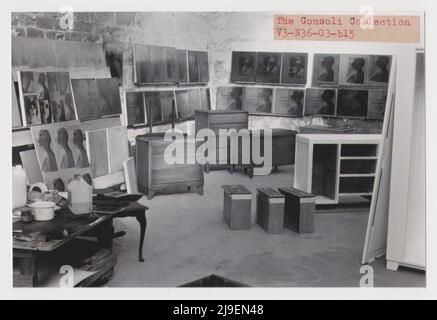 Künstleratelier für Siebdruck, antiker Art déco/Art Nouveau Mannequin, Gemälde, handgemalte Möbel Stockfoto