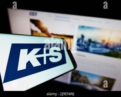 Mobiltelefon mit Logo des deutschen Bergbauunternehmens KS AG (K plus S) auf dem Bildschirm vor der Business-Website. Fokus links von auf dem Telefondisplay. Stockfoto