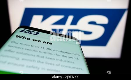 Smartphone mit Webseite des deutschen Bergbauunternehmens KS AG (K plus S) auf dem Bildschirm vor dem Firmenlogo. Konzentrieren Sie sich auf die obere linke Seite des Telefondisplays. Stockfoto