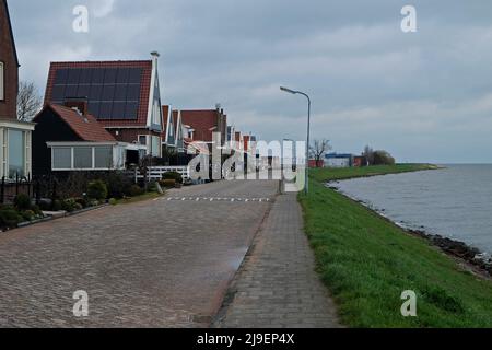 Außendesign und Dekoration im Volendam Fischerdorf, alter Bootshafen in Nordholland, Niederlande Stockfoto