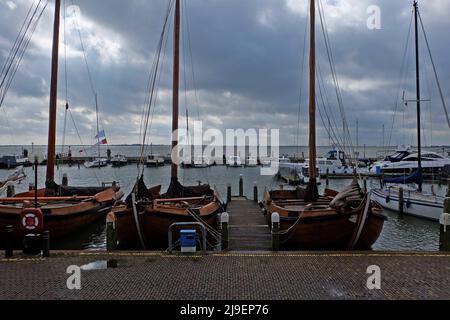 Außendesign und Dekoration im Volendam Fischerdorf, alter Bootshafen in Nordholland, Niederlande Stockfoto