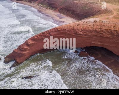 Bogenfelsen am Strand von Legzira in Marokko Stockfoto