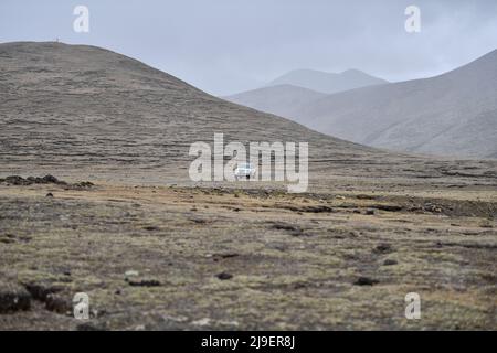 (220523) -- DAMXUNG, 23. Mai 2022 (Xinhua) -- Lodro fährt, um einen Film in Barling Village, Damxung County in Lhasa, südwestlich der Autonomen Region Tibet, zu drehen, 20. Mai 2022. Lodro lebt in Damxung County in Lhasa und ist ein ländlicher Vorführer von gemeinnützigen Open-Air-Kinos. Seit 1985 bereist Lodro fast zweihundert Dörfer auf den Grasländern Nordtibets. Für das Publikum in abgelegenen Gebieten hat Lodro immer wieder Filmvorführungen durchgeführt, indem er die Leinwand und die Stereoanlage einstellte, Generator und Projektor überprüfte und störte, sich für die Projektion ausrüstet, so Stockfoto