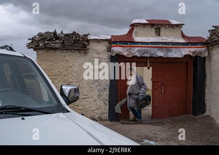 (220523) -- DAMXUNG, 23. Mai 2022 (Xinhua) -- Lodro rüstet sich für Filmprojektionen im Dorf Latog, Landkreis Damxung in Lhasa, südwestlich der Autonomen Region Tibet, am 20. Mai 2022. Lodro lebt in Damxung County in Lhasa und ist ein ländlicher Vorführer von gemeinnützigen Open-Air-Kinos. Seit 1985 bereist Lodro fast zweihundert Dörfer auf den Grasländern Nordtibets. Für das Publikum in abgelegenen Gebieten wiederholt Lodro immer wieder Filmvorführungen, indem er die Leinwand und die Stereoanlage einstellt, Generator und Projektor überprüft und bei Problemen abarbeitet, sich für die Projektion ausrüstet, Stockfoto