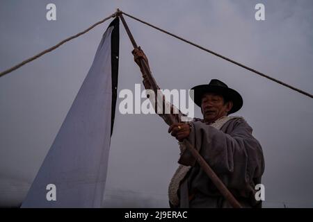 (220523) -- DAMXUNG, 23. Mai 2022 (Xinhua) -- Lodro richtet den Bildschirm im Dorf Barling, Landkreis Damxung in Lhasa, südwestlich der Autonomen Region Tibet, ein, 20. Mai 2022. Lodro lebt in Damxung County in Lhasa und ist ein ländlicher Vorführer von gemeinnützigen Open-Air-Kinos. Seit 1985 bereist Lodro fast zweihundert Dörfer auf den Grasländern Nordtibets. Für das Publikum in abgelegenen Gebieten hat Lodro immer wieder Filmvorführungen durchgeführt, die Leinwand und die Stereoanlage eingerichtet, den Generator und Projektor überprüft und mit Problemen umgeht, sich für die Projektion ausrüstet usw. Stockfoto