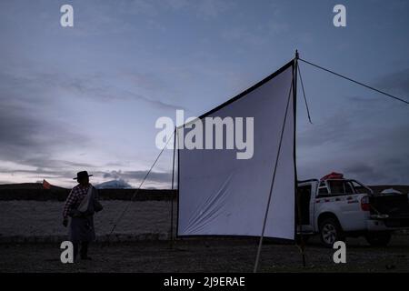 (220523) -- DAMXUNG, 23. Mai 2022 (Xinhua) -- Lodro überprüft den Bildschirm im Dorf Barling, Landkreis Damxung in Lhasa, südwestlich der Autonomen Region Tibet, 20. Mai 2022. Lodro lebt in Damxung County in Lhasa und ist ein ländlicher Vorführer von gemeinnützigen Open-Air-Kinos. Seit 1985 bereist Lodro fast zweihundert Dörfer auf den Grasländern Nordtibets. Für das Publikum in abgelegenen Gebieten hat Lodro immer wieder Filmvorführungen durchgeführt, die Leinwand und die Stereoanlage eingerichtet, den Generator und Projektor überprüft und Fehlerbehebung durchgeführt, sich für die Projektion eingestellt usw. Stockfoto