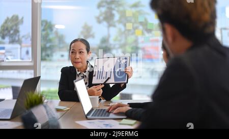 Führungskräfte mittleren Alters präsentieren Geschäftsseminar im Sitzungssaal Stockfoto