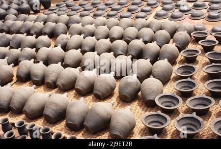 Traditionelle nepalesische Souvenirs - handgemachte Tonkrüge, Geschirr, Schalen. Markt für handgemachte Waren in Bhaktapur, Kathmandu Valley, Nepal Stockfoto