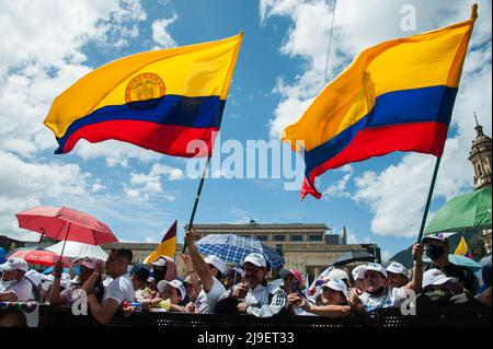 Anhänger von Gustavo Petro schwenken kolumbianische Flaggen während der Abschlusskundgebung des linken Präsidentschaftskandidaten für das politische Bündnis „Pacto Historico“ Gustavo Petro am 22. Mai 2022 in Bogota, Kolumbien. Foto: Chepa Beltran/Long Visual Press Stockfoto