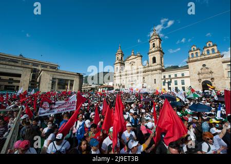 Anhänger von Gustavo Petro winken am 22. Mai 2022 in Bogota, Kolumbien, Flaggen und Schilder auf der Plaza de Bolivar während der Abschlusskundgebung des linken Präsidentschaftskandidaten für das politische Bündnis „Pacto Historico“ Gustavo Petro. Foto: Chepa Beltran/Long Visual Press Stockfoto