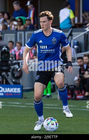 San Jose, Kalifornien, USA. 22. Mai 2022 San Jose, CA USA der Mittelfeldspieler Eric Dec (5) von San Jose spielt während des MLS-Spiels zwischen Sporting Kansas City und den Erdbeben in San Jose den Ball. Die Erdbeben entschieden sich für eine Ziehung 1-1 im PayPal Park San Jose Kalifornien. Thurman James/CSM Credit: CAL Sport Media/Alamy Live News Stockfoto