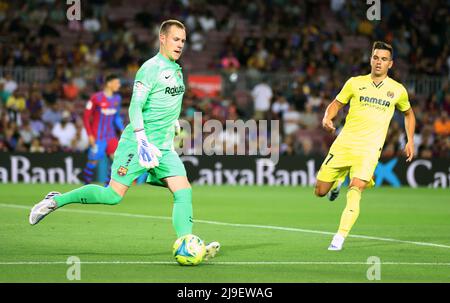 Sabadell, Barcelona, Spanien. 22.. Mai 2022. Barcelona Spanien 22.05.2022 Marc Andre Ter Stegen (FC Barcelona) und Giovani Lo Celso (Villarreal CF) kämpfen während der La Liga Santander zwischen dem FC Barcelona und Villarreal CF am 22. Mai 2022 im Camp Nou in Barcelona um den Ball. (Bild: © Xavi Urgeles/ZUMA Press Wire) Bild: ZUMA Press, Inc./Alamy Live News Stockfoto