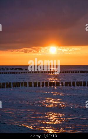Sonnenuntergang an der Ostsee. Meer, Bohne kräftige Farben. Urlaub am Strand. Romantische Stimmung auf dem darss. Foto im Landscape-Bild. Stockfoto