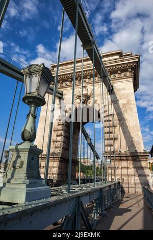 Szechenyi Kettenbrücke in der Stadt Budapest, Ungarn. Erstreckt sich über die Donau zwischen Buda und Pest und wurde 1849 eröffnet. Stockfoto