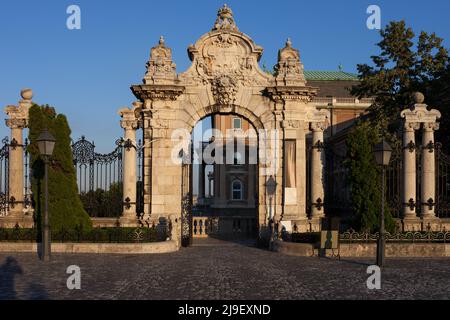 Corvinus Tor oder Habsburger Tor, Haupteingang zur Budaer Burg und zum Königspalast in Budapest, Ungarn. Stockfoto