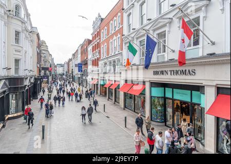 Menschen, die auf der belebten Grafton Street, einem beliebten Einkaufsviertel in Dublin, spazieren gehen Stockfoto