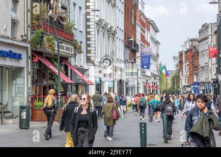 Menschen, die auf der belebten Grafton Street, einem beliebten Einkaufsviertel in Dublin, spazieren gehen Stockfoto