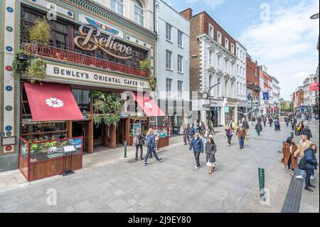 Menschen, die auf der belebten Grafton Street, einem beliebten Einkaufsviertel in Dublin, spazieren gehen Stockfoto