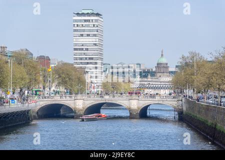 O'Connell Bridge über Dublins Liffey. Stockfoto