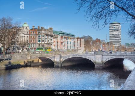 O'Connell Bridge über Dublins Liffey. Stockfoto