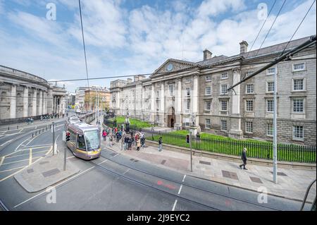 Die LUAS-Straßenbahn an der Vorderseite des Trinity College Dublin am College Green, Dublin, Irland Stockfoto