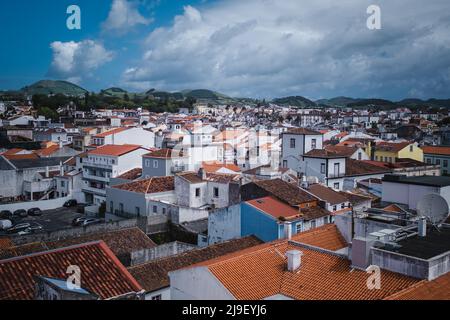 Blick auf die Dächer im Zentrum von Ponta Delgada - Azoren, Portugal. Stockfoto