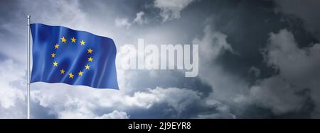 Flagge der Europäischen Union auf einem wolkigen Himmel, dreidimensional gerendert Stockfoto