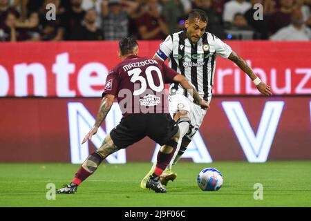 Pasquale Mazzocchi (US Salernitana 1919) und Roberto Pereyra (Udinese Calcio) kämpfen während des Spiels der Serie A 2021/22 zwischen US S um den Ball Stockfoto