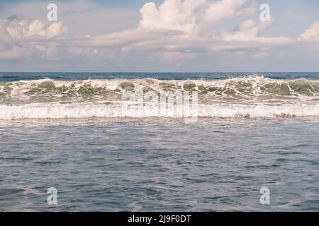 Meereswellen. Große Surfwellen brechen am Strand von Bali, Indonesien, auf. Landschaftlich schöner Blick auf hohe smaragdgrüne Wellen mit weißem Schaum, der sich in Richtung Küste auf einem bewegt Stockfoto
