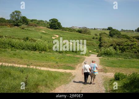 Rückansicht eines Paares, das im Hadleigh Country Park, Essex, Englan, läuft, mit Radwegen im Hintergrund (ein Vermächtnis der Olympischen Spiele 2012) Stockfoto