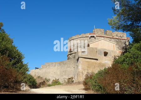 Fort du Moulin auf der Insel Port Cros, die zu den Hyeres-Inseln gehört, ist ein geschützter maritimer Nationalpark Stockfoto