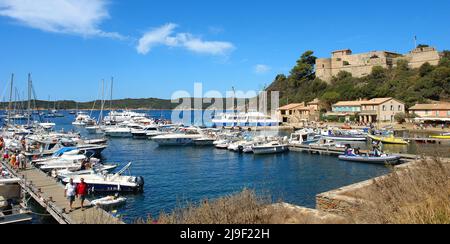 Die Insel Port Cros, die zu den Hyeres-Inseln gehört, ist ein geschützter maritimer Nationalpark Stockfoto