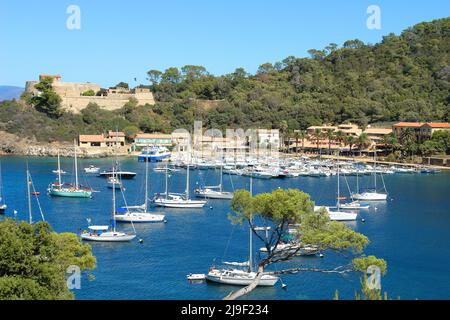 Die Insel Port Cros, die zu den Hyeres-Inseln gehört, ist ein geschützter maritimer Nationalpark Stockfoto