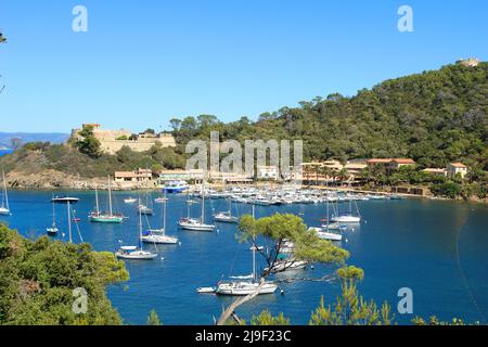 Die Insel Port Cros, die zu den Hyeres-Inseln gehört, ist ein geschützter maritimer Nationalpark Stockfoto