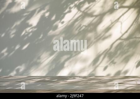 Hintergrund der Schattentabelle. Weiße Wand mit Schatten Pflanzen und Baum in Sonnenlicht mit marable Tisch. Hochwertige Fotos Stockfoto