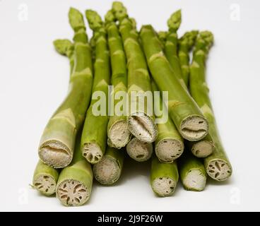 Ein paar Spargel auf weißem Hintergrund Stockfoto