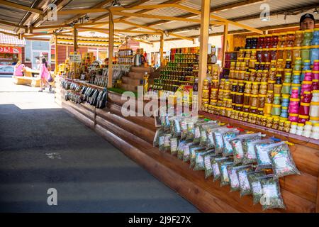 Altai, Russland - 6. Mai 2022: Straßenmarkt mit Tee, Honig, Kunsthandwerk und Souvenirs auf dem Chui-Trakt, Altai, Russland Stockfoto