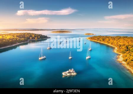 Luftaufnahme von schönen Yachten und Booten auf dem Meer bei Sonnenuntergang Stockfoto
