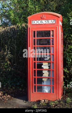 Roter Telefonkastenbuchtausch, suffolk, england Stockfoto