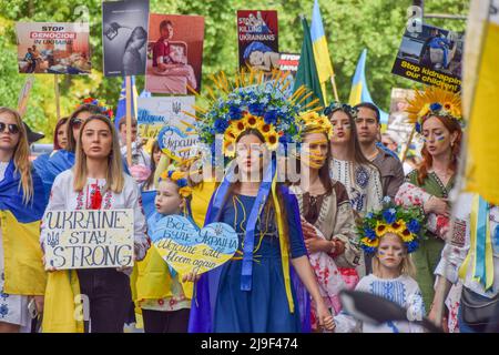 London, Großbritannien. 22. Mai 2022. Demonstranten marschieren am Hyde Park vorbei. Menschenmengen marschierten vom Hyde Park zur russischen Botschaft in London und riefen die internationale Gemeinschaft dazu auf, zur Rettung der Kinder in der Ukraine beizutragen, und protestierten gegen die Gräueltaten, die angeblich von russischen Truppen begangen wurden. Stockfoto