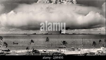 Vintage-Foto einer nuklearen Testexplosion mit dem Codenamen „Baker“ auf dem Bikini-Atoll auf den Marshall-Inseln, am 25. Juli 1946. Die 40-Kilotonnen-Atombombe war Stockfoto