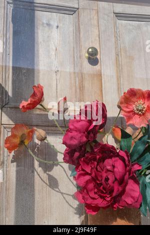 Künstliche Blumen im Fenster, england Stockfoto