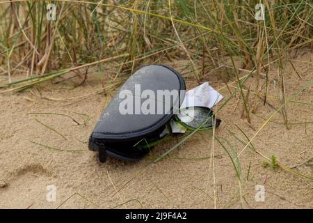 Falls die Brille auf den Strand gefallen ist, england Stockfoto