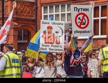 London, Großbritannien. 22. Mai 2022. Demonstranten vor der russischen Botschaft. Menschenmengen marschierten vom Hyde Park zur russischen Botschaft in London und riefen die internationale Gemeinschaft dazu auf, zur Rettung der Kinder in der Ukraine beizutragen, und protestierten gegen die Gräueltaten, die angeblich von russischen Truppen begangen wurden. Stockfoto