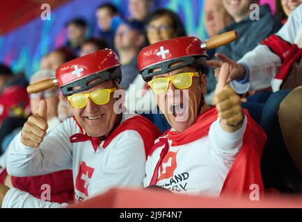 Helsinki, Finnland. 22.. Mai 2022. Fans SUI Feier im Spiel SCHWEIZ - FRANKREICH 5-2 IIHF EISHOCKEY WELTMEISTERSCHAFT Gruppe A in Helsinki, Finnland, 22. Mai 2022, Saison 2021/2022 © Peter Schatz / Alamy Live News Credit: Peter Schatz/Alamy Live News Stockfoto