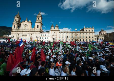 Die Anhänger von Gustavo Petro winken Flaggen und Schilder auf der Plaza de Bolivar während der Wahlkampfkundgebung des linken Präsidentschaftskandidaten für den POL Stockfoto