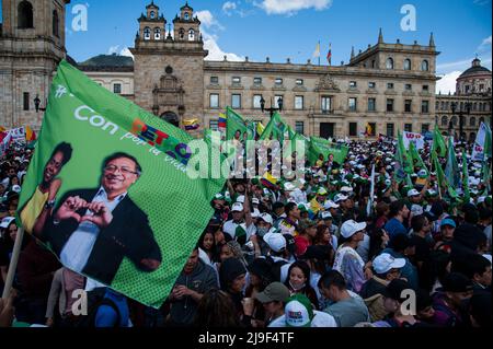 Die Anhänger schwenken während der Abschlusskundgebung des linken Präsidentschaftskandidaten für das politische Bündnis „Pacto Historico“ Gust Wahlkampfflaggen Stockfoto