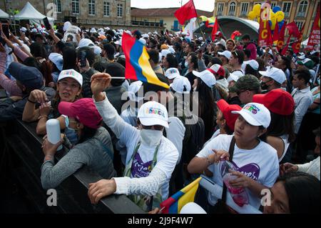 Ein Unterstützer schwenkt bei der Abschlusskundgebung des linken Präsidentschaftskandidaten für das politische Bündnis „Pacto Historico“ eine kolumbianische Flagge Stockfoto